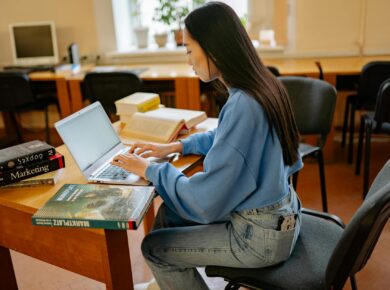 Para encontrar 5 sites gratuitos com exercícios de interpretação de texto, você pode explorar plataformas como Brasil Escola,