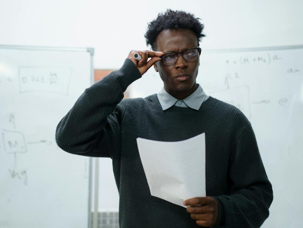 Para a dificuldade de interpretar ironia e sarcasmo em textos escritos, a ausência de pistas não-verbais (como entonação, exp