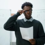 Para a dificuldade de interpretar ironia e sarcasmo em textos escritos, a ausência de pistas não-verbais (como entonação, exp