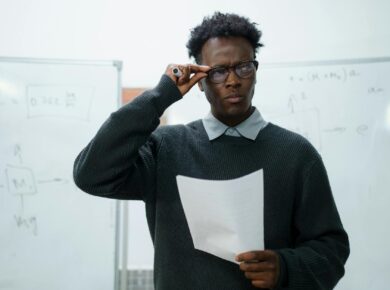 Para a dificuldade de interpretar ironia e sarcasmo em textos escritos, a ausência de pistas não-verbais (como entonação, exp