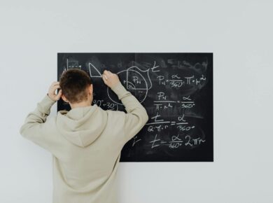 Para A física nos enunciados: interpretando situações-problema, é crucial desenvolver um método sistemático de leitura e anál