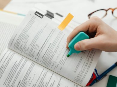 Para dominar a técnica de sublinhar, marque apenas as ideias centrais, palavras-chave e conceitos cruciais que respondem às s