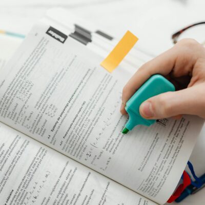 Para dominar a técnica de sublinhar, marque apenas as ideias centrais, palavras-chave e conceitos cruciais que respondem às s