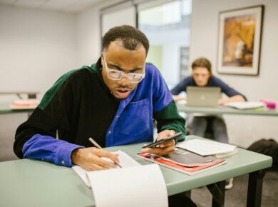 Para analisar charges e cartuns em provas de concurso, é fundamental compreender o contexto histórico, social e político da o