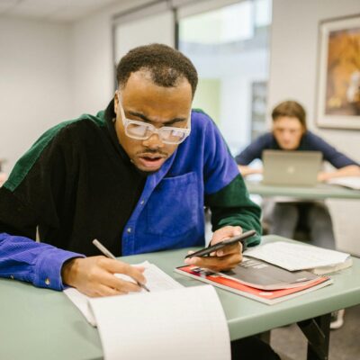 Para analisar charges e cartuns em provas de concurso, é fundamental compreender o contexto histórico, social e político da o