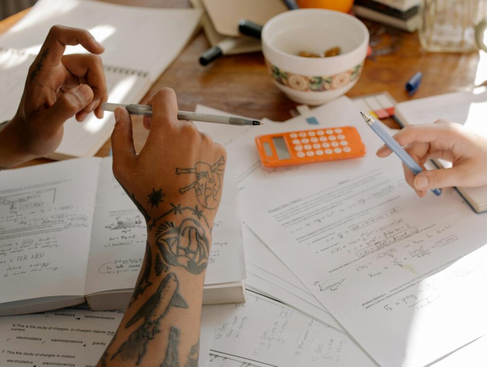 Para fazer um fichamento de texto eficiente para estudos, comece lendo ativamente o material, identifique as ideias centrais