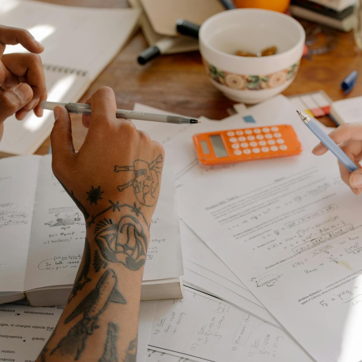 Para fazer um fichamento de texto eficiente para estudos, comece lendo ativamente o material, identifique as ideias centrais