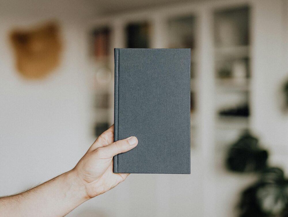 Para identificar a ideia central de um parágrafo longo, foque na frase-tópico, geralmente no início ou fim, e nas palavras-ch