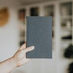 Para identificar a ideia central de um parágrafo longo, foque na frase-tópico, geralmente no início ou fim, e nas palavras-ch