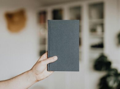 Para identificar a ideia central de um parágrafo longo, foque na frase-tópico, geralmente no início ou fim, e nas palavras-ch