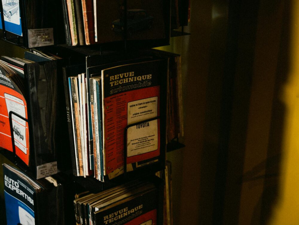 Para interpretar manuais de instrução técnicos, comece pela estrutura: índice, glossário e seções principais. Identifique o o