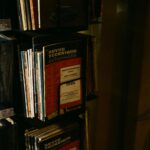 Para interpretar manuais de instrução técnicos, comece pela estrutura: índice, glossário e seções principais. Identifique o o