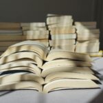 Para interpretar poemas em provas de vestibular, é crucial ler atentamente, identificar o eu lírico, analisar o contexto hist