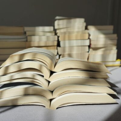 Para interpretar poemas em provas de vestibular, é crucial ler atentamente, identificar o eu lírico, analisar o contexto hist