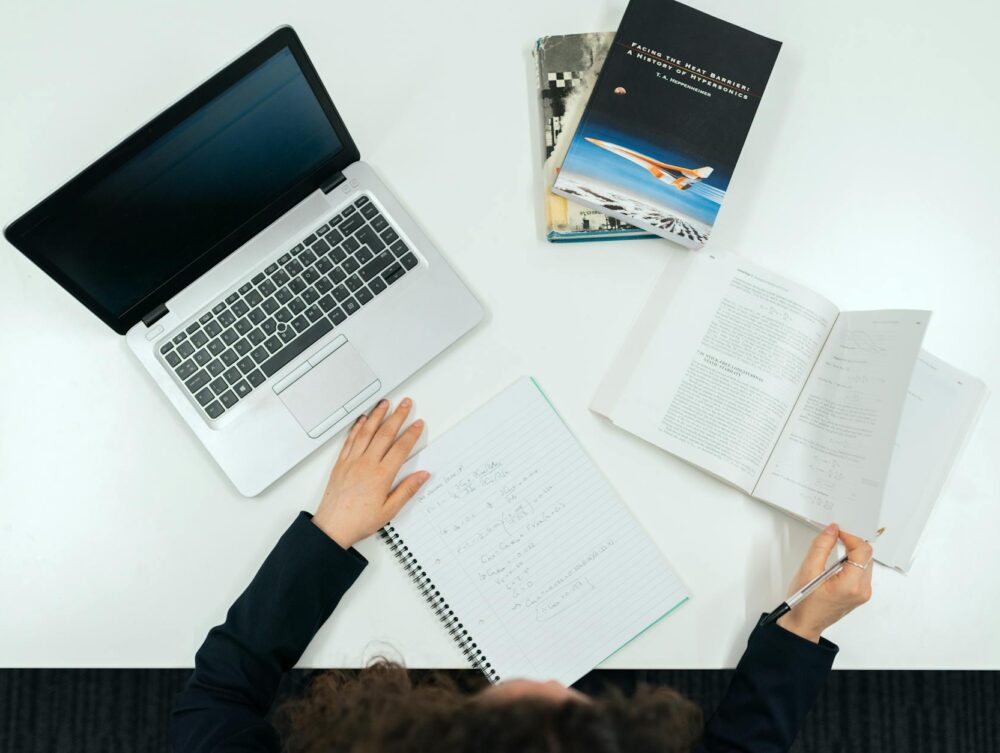 Para ler e interpretar artigos científicos e acadêmicos, comece pelo resumo e introdução para captar o objetivo principal. Em