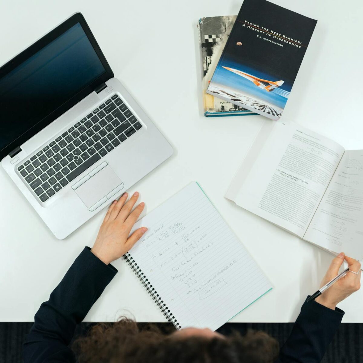 Para ler e interpretar artigos científicos e acadêmicos, comece pelo resumo e introdução para captar o objetivo principal. Em