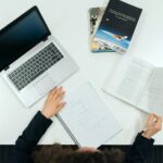 Para ler e interpretar artigos científicos e acadêmicos, comece pelo resumo e introdução para captar o objetivo principal. Em