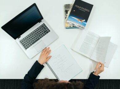 Para ler e interpretar artigos científicos e acadêmicos, comece pelo resumo e introdução para captar o objetivo principal. Em