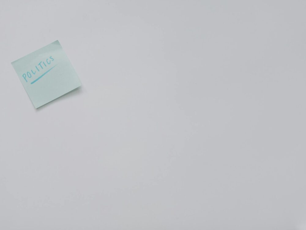 Para resumir um texto sem perder o sentido original, é crucial ler e compreender profundamente o conteúdo, identificar a idei