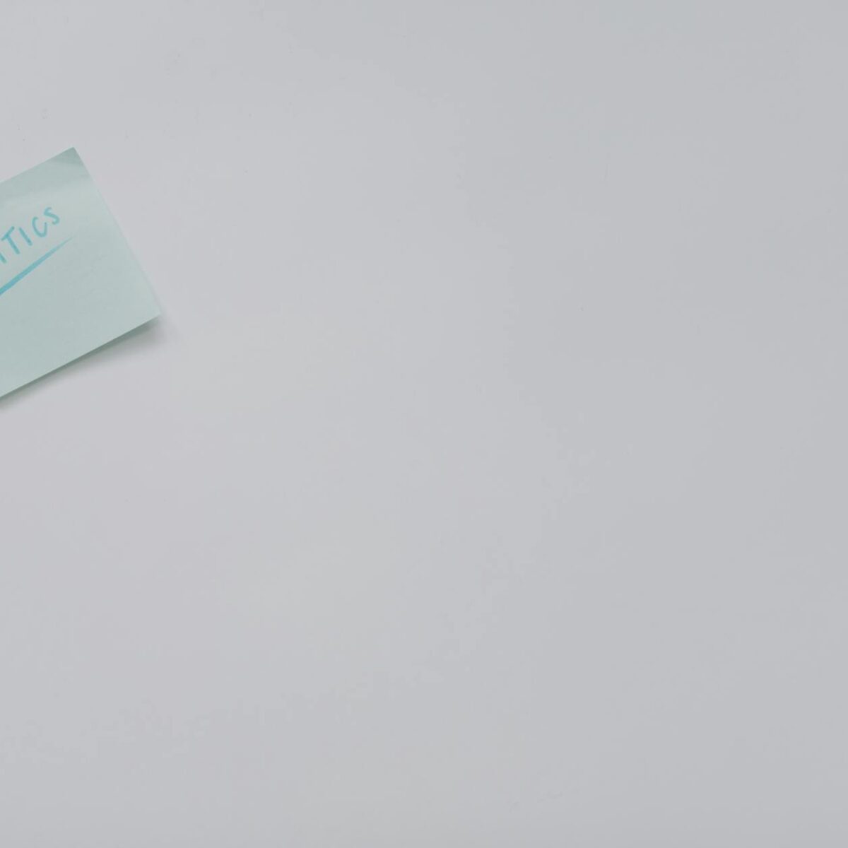 Para resumir um texto sem perder o sentido original, é crucial ler e compreender profundamente o conteúdo, identificar a idei