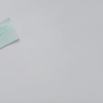 Para resumir um texto sem perder o sentido original, é crucial ler e compreender profundamente o conteúdo, identificar a idei