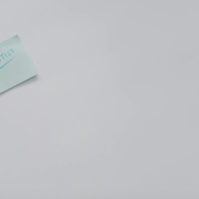 Para resumir um texto sem perder o sentido original, é crucial ler e compreender profundamente o conteúdo, identificar a idei