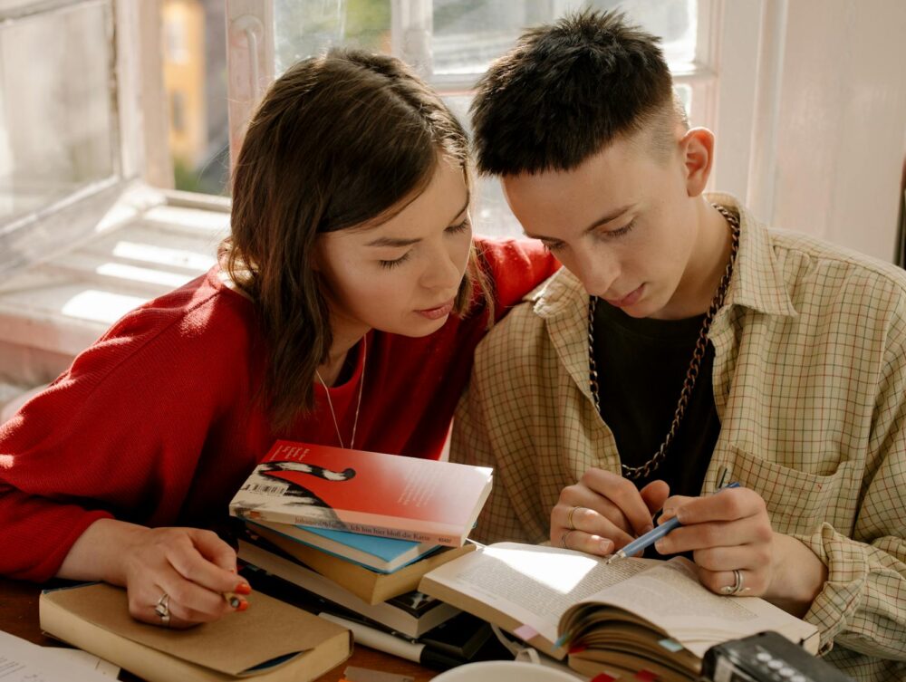 Para trabalhar interpretação de texto com adolescentes desinteressados, é crucial adotar abordagens dinâmicas e relevantes. U