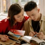 Para trabalhar interpretação de texto com adolescentes desinteressados, é crucial adotar abordagens dinâmicas e relevantes. U