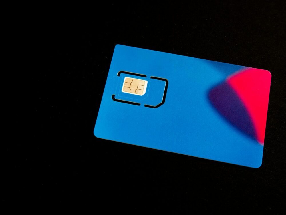 Para a comunicação não-violenta e a interpretação de mensagens de texto, é crucial desenvolver empatia, questionar suposições