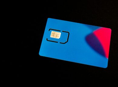 Para a comunicação não-violenta e a interpretação de mensagens de texto, é crucial desenvolver empatia, questionar suposições