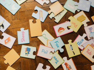 Para documentários sobre linguagem e cérebro, explore títulos que abordam a neurociência da fala, o desenvolvimento da lingua