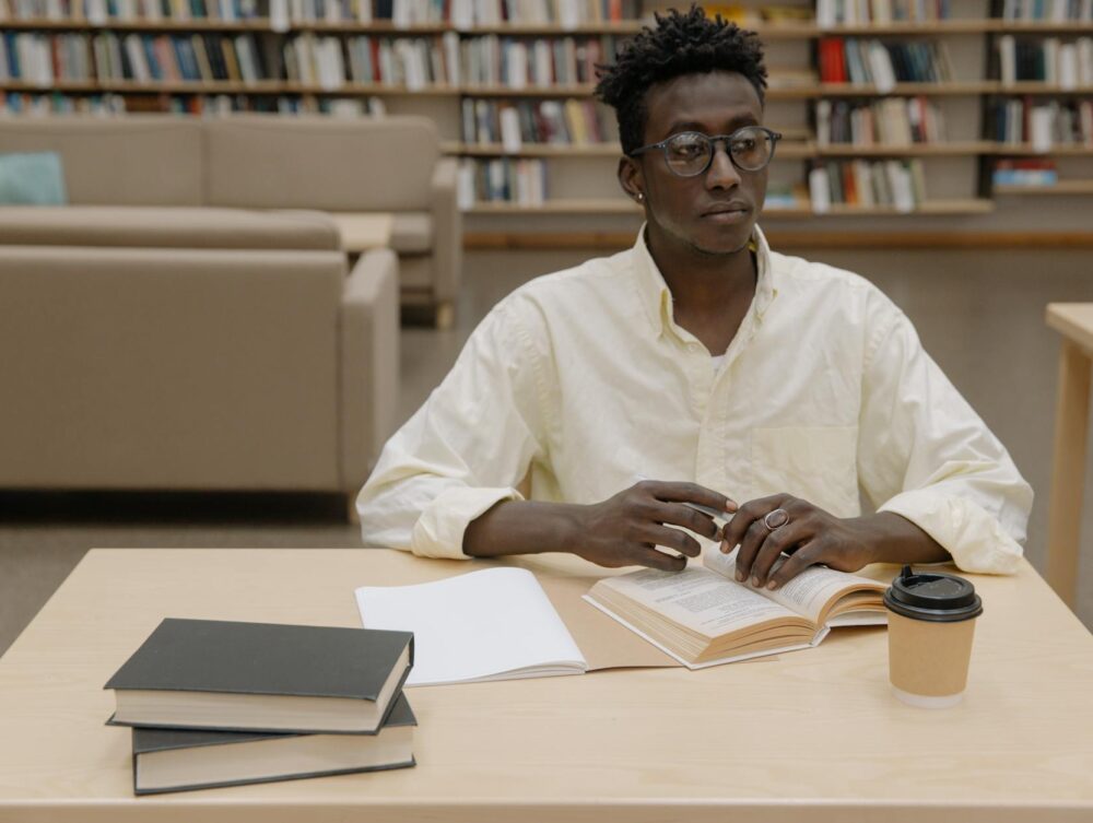 Para a gestão de tempo na leitura de textos de apoio, o ideal é variar conforme a complexidade e seu objetivo. Inicie com uma