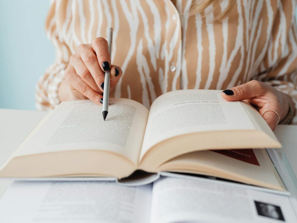 Para interpretar crônicas e contos, foque na análise do enredo, personagens, cenário, tempo, narrador e linguagem. Busque o t