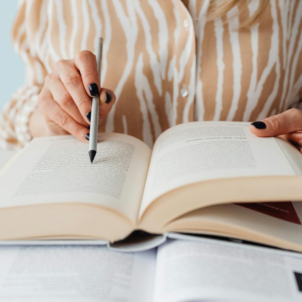 Para interpretar crônicas e contos, foque na análise do enredo, personagens, cenário, tempo, narrador e linguagem. Busque o t