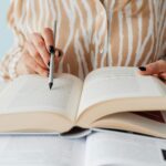 Para interpretar crônicas e contos, foque na análise do enredo, personagens, cenário, tempo, narrador e linguagem. Busque o t