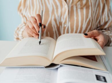 Para interpretar crônicas e contos, foque na análise do enredo, personagens, cenário, tempo, narrador e linguagem. Busque o t