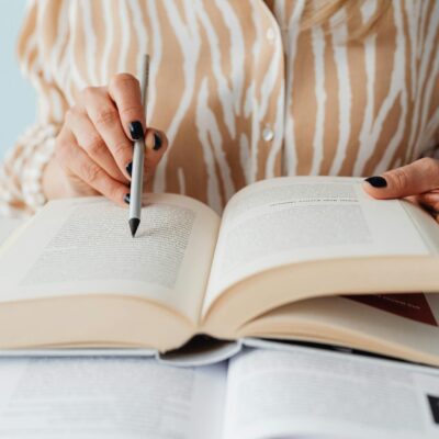 Para interpretar crônicas e contos, foque na análise do enredo, personagens, cenário, tempo, narrador e linguagem. Busque o t