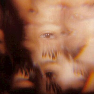 Para interpretar obras de arte (leitura visual), é essencial ir além da simples observação, analisando elementos formais como