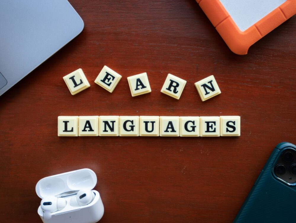 Para interpretar texto em Língua Estrangeira (Inglês/Espanhol): cognatos e contexto, é fundamental focar na identificação de