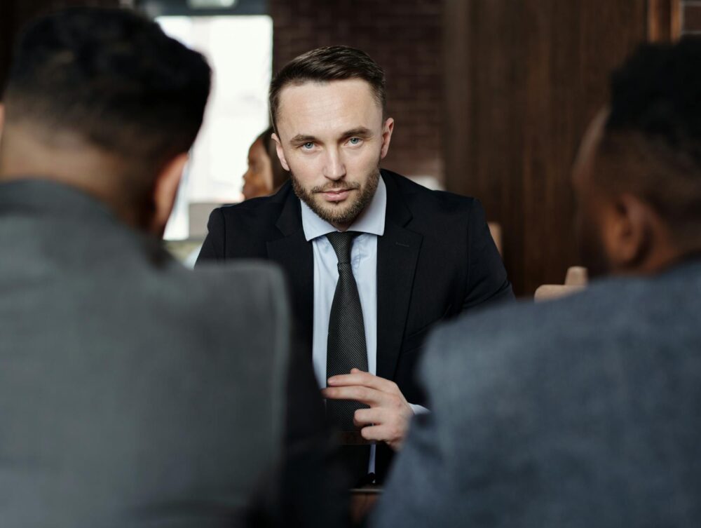 Para interpretar a entrelinha em negociações comerciais, é fundamental desenvolver a capacidade de observar sinais não verbai