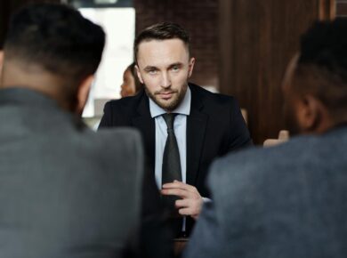 Para interpretar a entrelinha em negociações comerciais, é fundamental desenvolver a capacidade de observar sinais não verbai