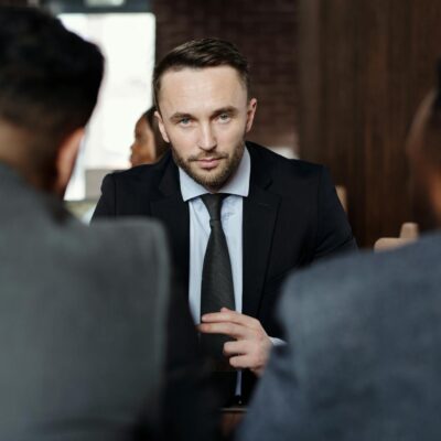 Para interpretar a entrelinha em negociações comerciais, é fundamental desenvolver a capacidade de observar sinais não verbai