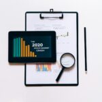 Para identificar intertextualidade e referências entre textos, observe citações diretas e indiretas, paráfrases, paródias, al