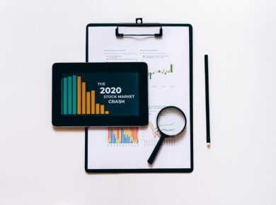 Para identificar intertextualidade e referências entre textos, observe citações diretas e indiretas, paráfrases, paródias, al