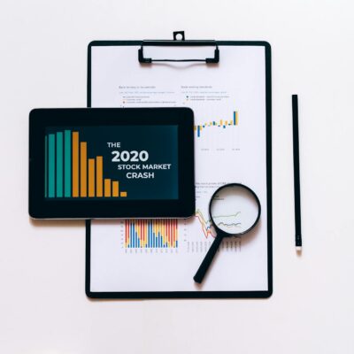 Para identificar intertextualidade e referências entre textos, observe citações diretas e indiretas, paráfrases, paródias, al