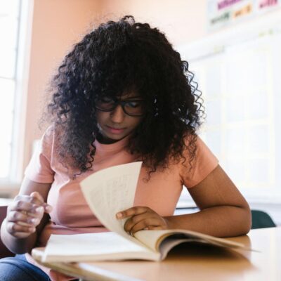 Para praticar a leitura ativa e dialogar com o texto enquanto lê, é fundamental envolver-se proativamente com o material. Iss