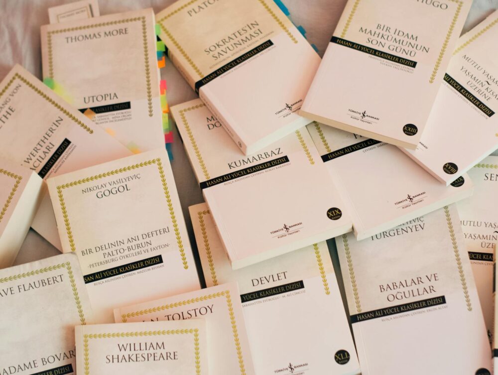 Para entender o eu lírico e o narrador na interpretação literária, é fundamental saber que o eu lírico é a voz que expressa s