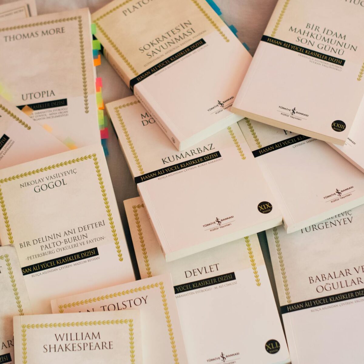 Para entender o eu lírico e o narrador na interpretação literária, é fundamental saber que o eu lírico é a voz que expressa s