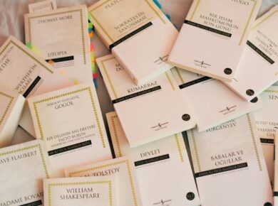 Para entender o eu lírico e o narrador na interpretação literária, é fundamental saber que o eu lírico é a voz que expressa s