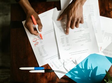 Para entender o que são inferências e como fazê-las corretamente, saiba que inferências são conclusões lógicas tiradas a part